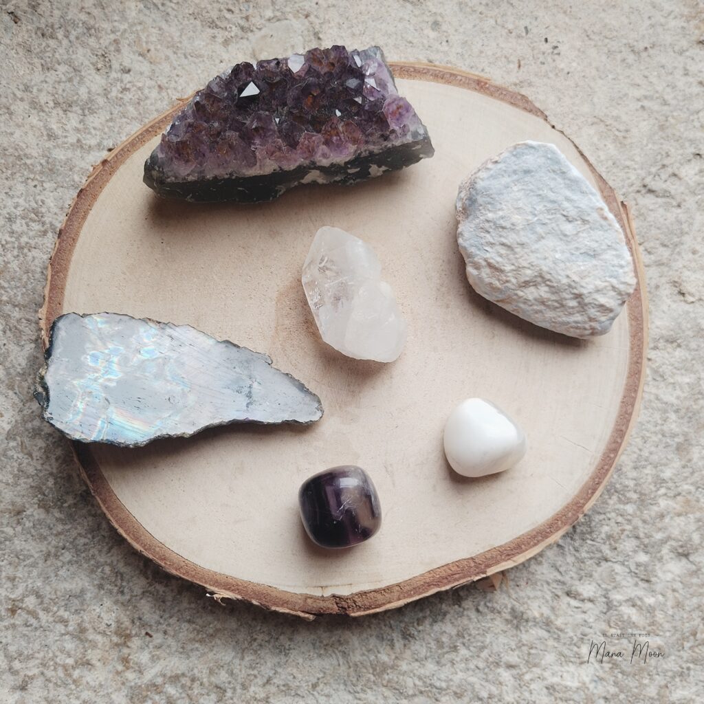 pierre naturelle du chakra couronne : améthyste, labradorite, angélite, cristal de roche, agate blanche, fluorite