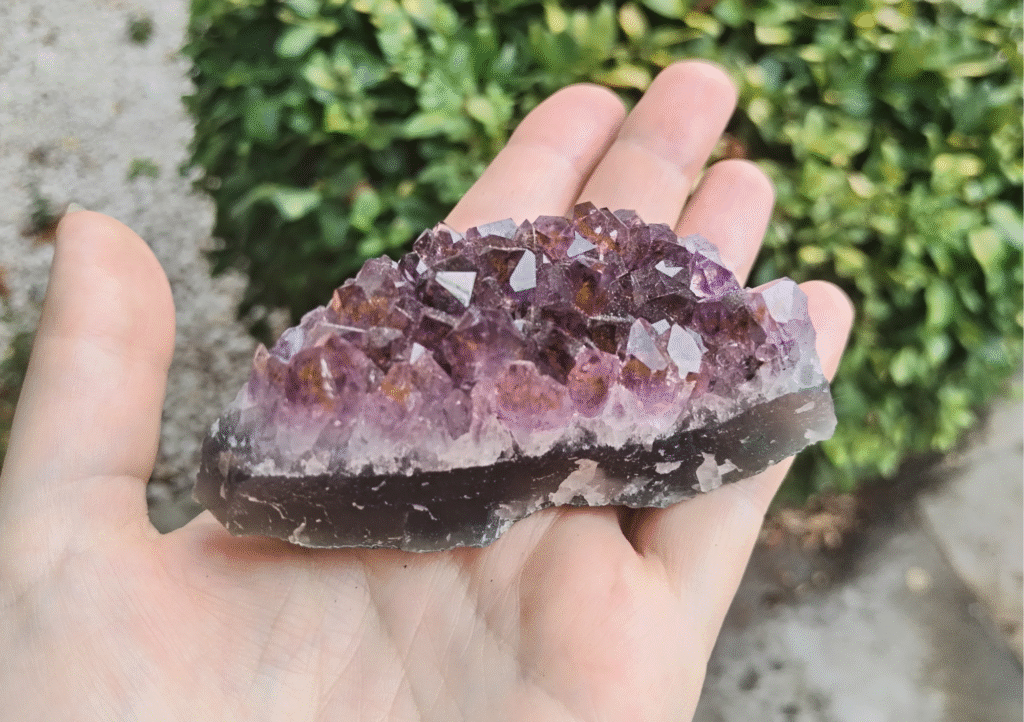 Géode d'améthyste violette avec cristaux naturels