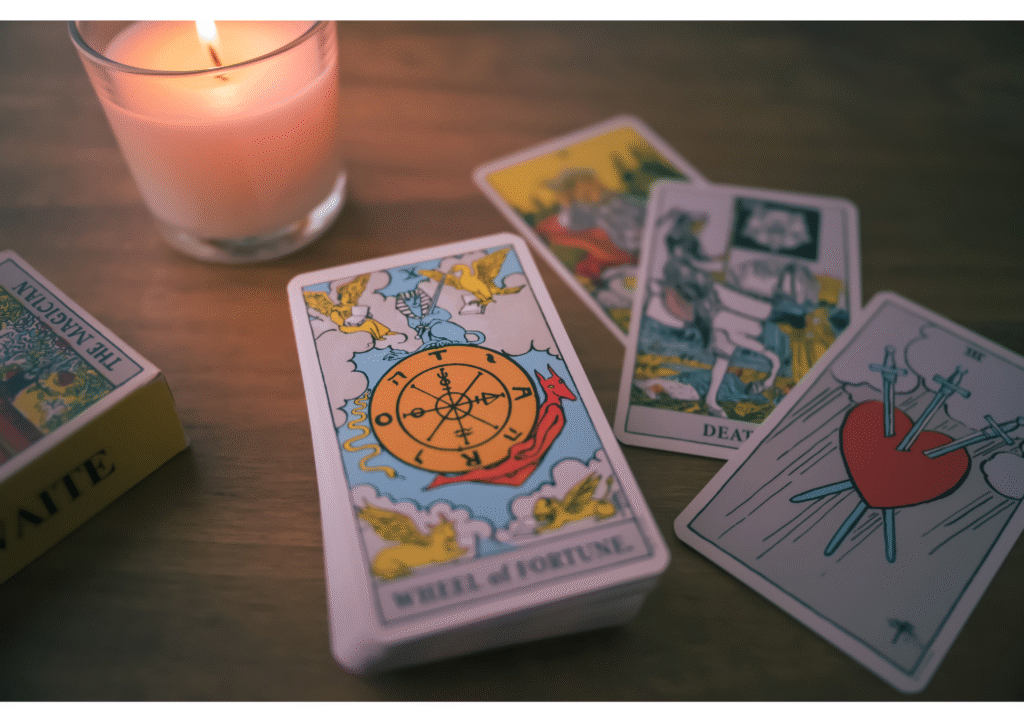 Jeu de tarot posé sur une table, ambiance douce et rassurante