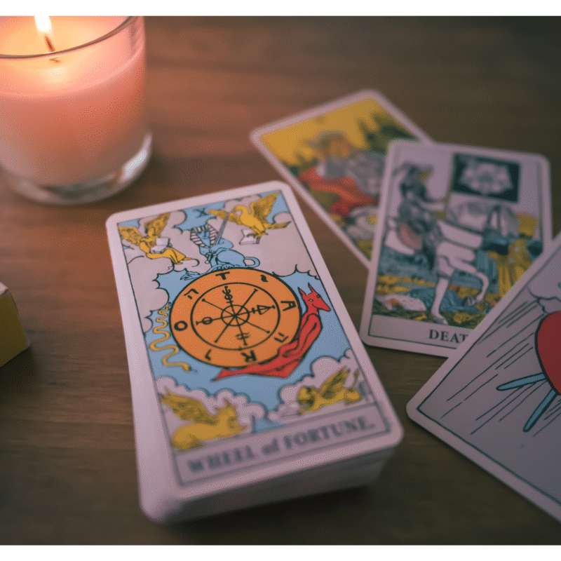 Jeu de tarot posé sur une table, ambiance douce et rassurante