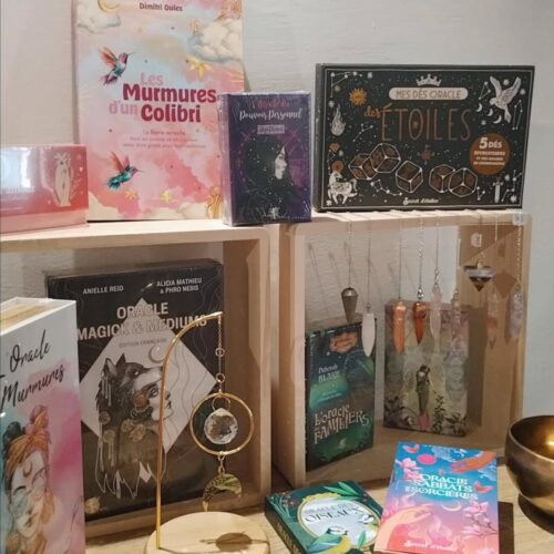 Jeu de tarot et jeu d'oracle posés sur une étagère