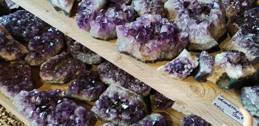 Sélection de pierres brutes et minéraux avant mise en boutique
