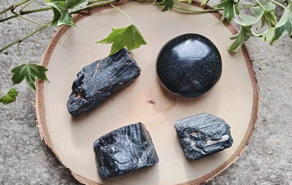Pierre de Tourmaline noire — pierre d’ancrage, de protection énergétique et de purification vibratoire.