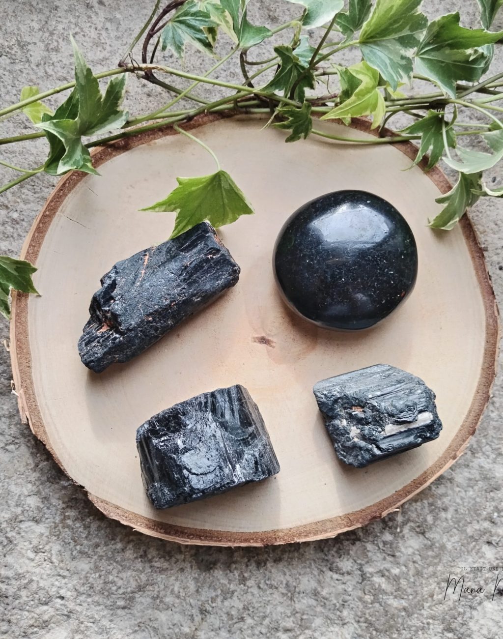 Pierre de Tourmaline noire — pierre d’ancrage, de protection énergétique et de purification vibratoire.