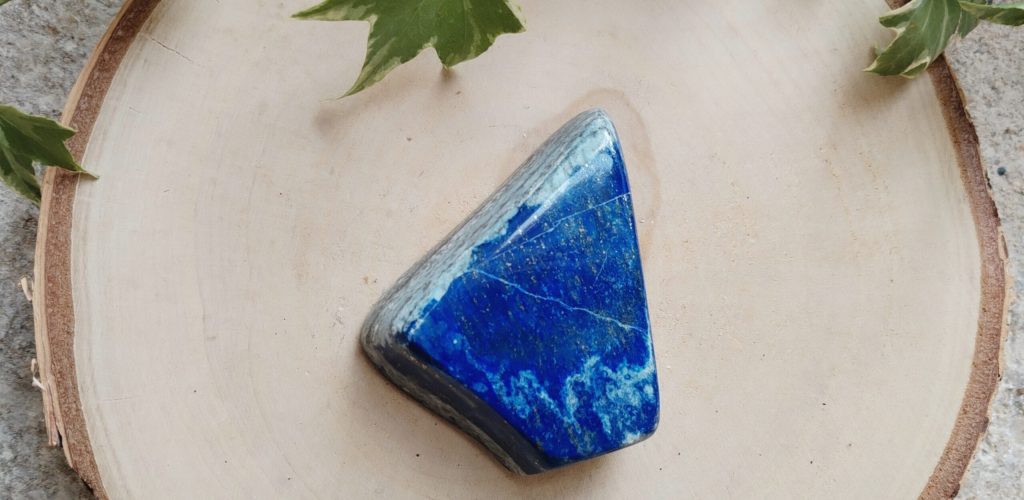 Photo d’un galet de Lapis Lazuli bleu profond, symbole de sagesse et d’intuition
