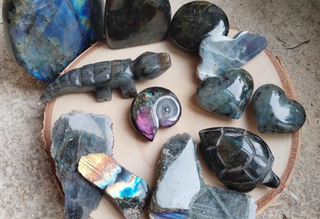 Labradorite en forme sculptées, galets, cœur, tranches polies, bloc de différentes tailles. Pierre de protection et d'intuition.