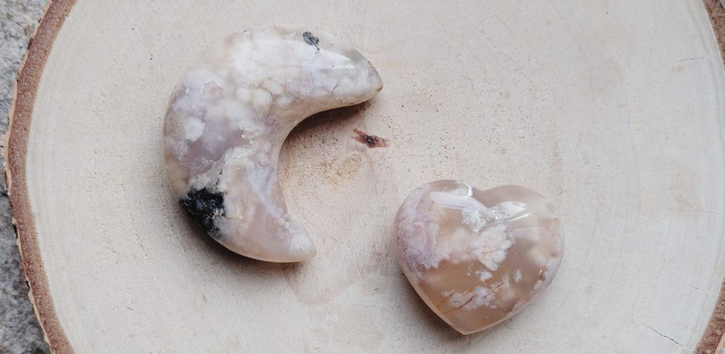 Agate Fleur aux motifs floraux naturels, symbole de douceur, paix intérieure et expression émotionnelle
