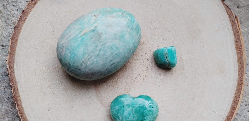 Amazonite bleu-vert symbolisant la clarté mentale, le réconfort et l’équilibre intérieur
