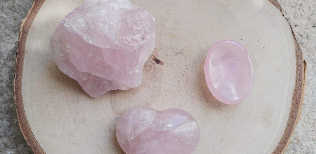 quartz rose, brute, galet et coeur