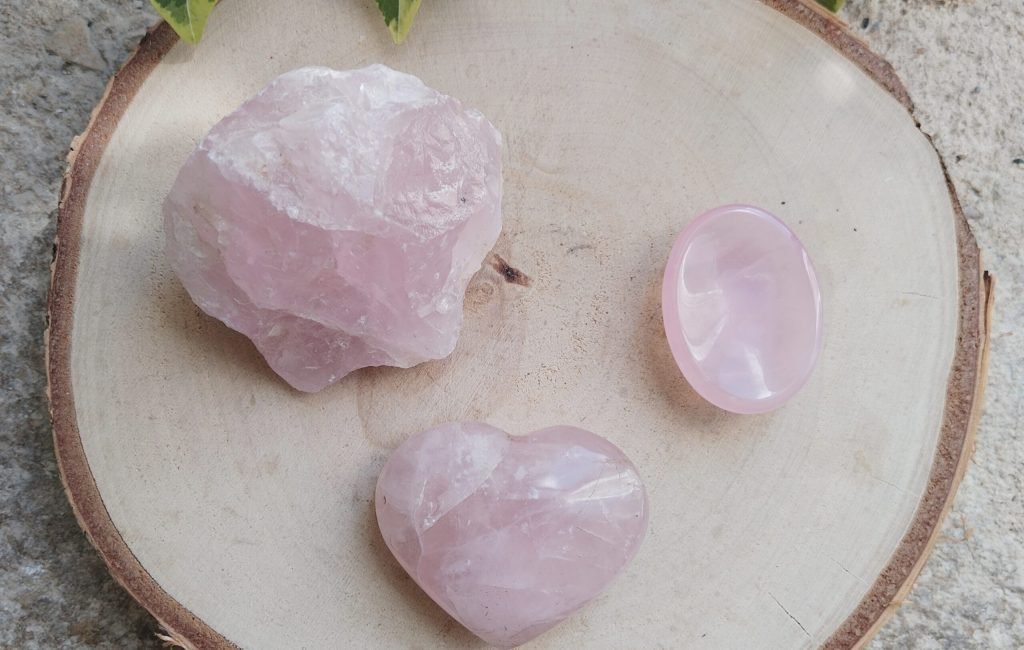 quartz rose, brute, galet et coeur