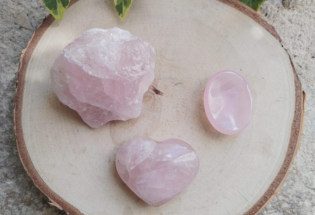 quartz rose, brute, galet et coeur