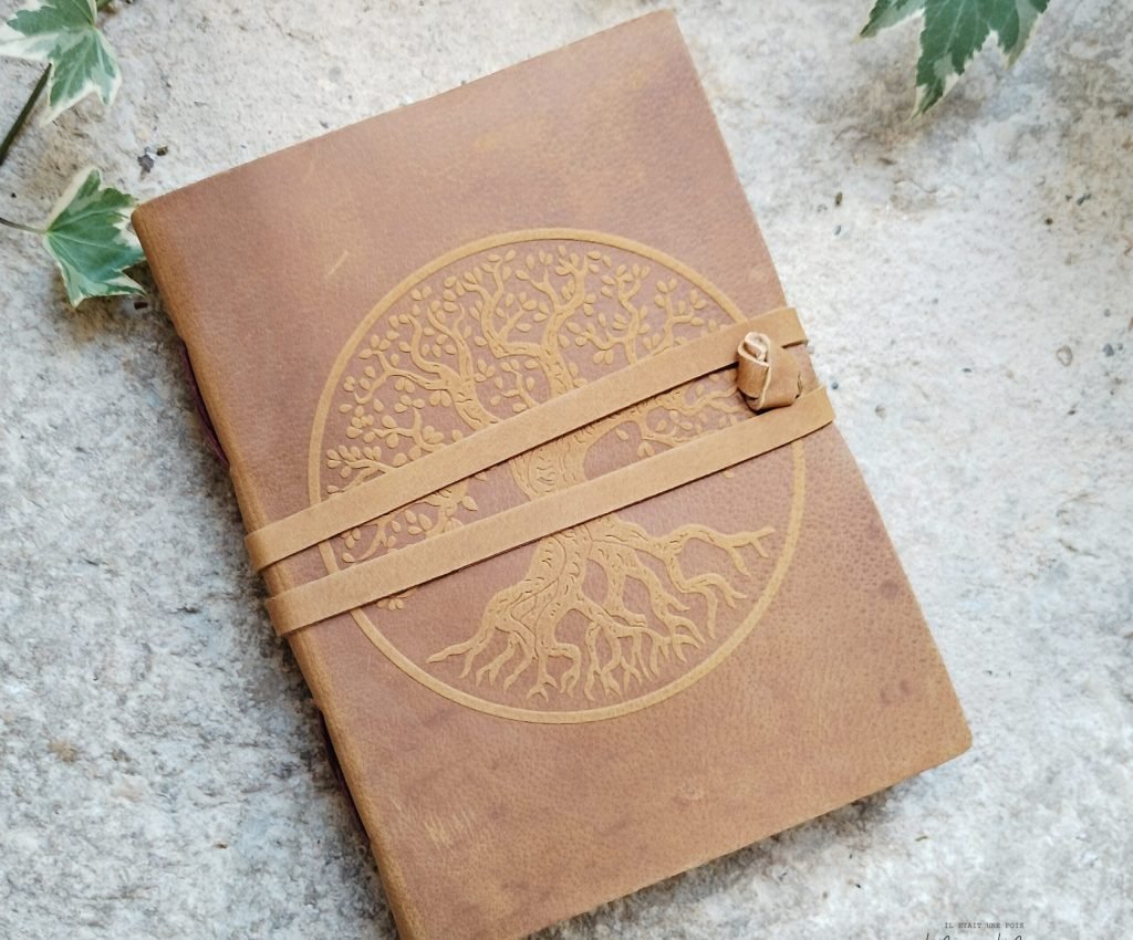 Grimoire arbre de vie en cuir avec papier artisanal recyclé pour rituels et écriture spirituelle