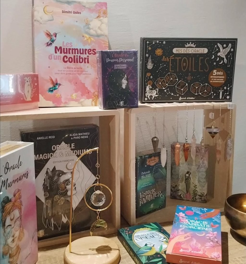 Jeu de tarot et jeu d'oracle posés sur une étagère